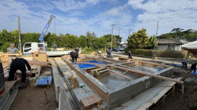 名護市で施工中の新築注文住宅。2×4工法を採用したきこり社株式会社の構造工事