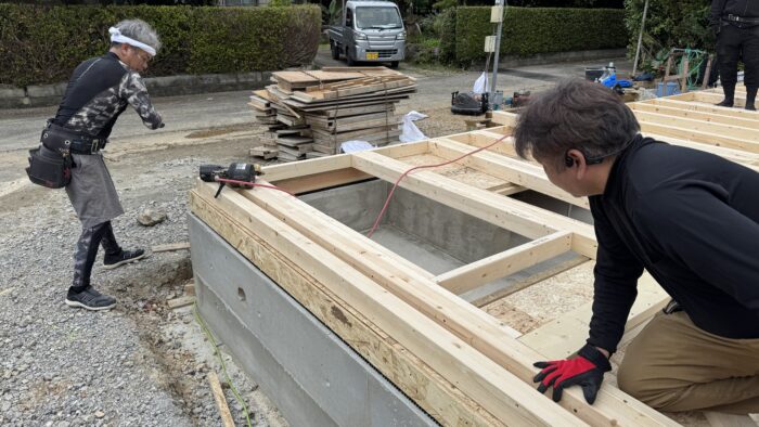 名護市で施工中の新築注文住宅。2×4工法を採用したきこり社株式会社の構造工事