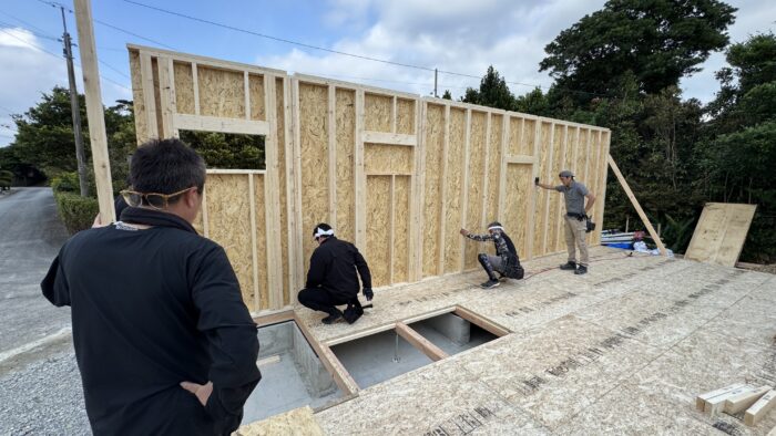 名護市で施工中の新築注文住宅。2×4工法を採用したきこり社株式会社の構造工事