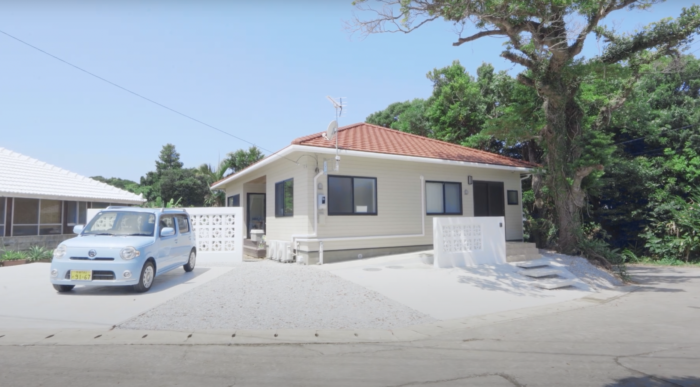 沖縄名護市の琉球古民家風住宅。赤瓦屋根と花ブロックを採用した外観