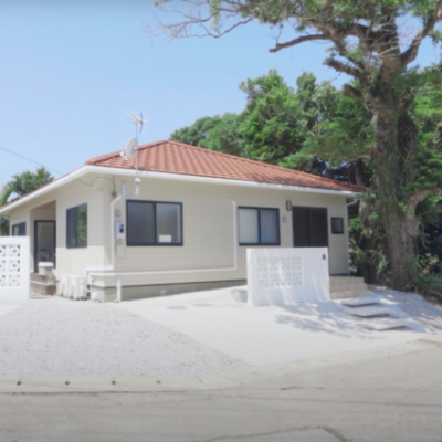 沖縄県北部・本部町の新築注文住宅。きこり社株式会社が手掛けた赤瓦屋根と花ブロックを採用した琉球古民家風の外観