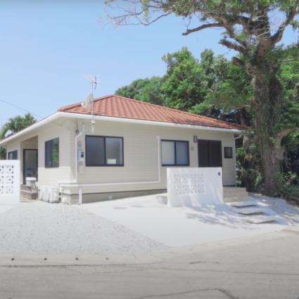 沖縄県北部・本部町の新築注文住宅。きこり社株式会社が手掛けた赤瓦屋根と花ブロックを採用した琉球古民家風の外観