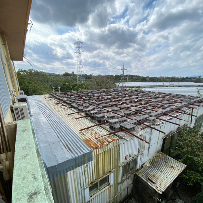 大宜味村の住宅で雨漏りが発生した屋根。きこり社株式会社が改修前に撮影