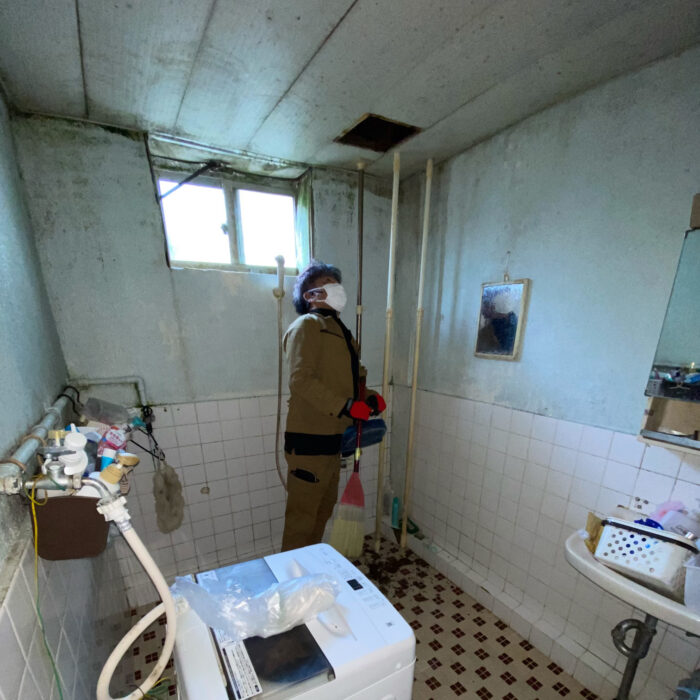 大宜味村の住宅で雨漏りが発生した屋根。きこり社株式会社が改修前に撮影