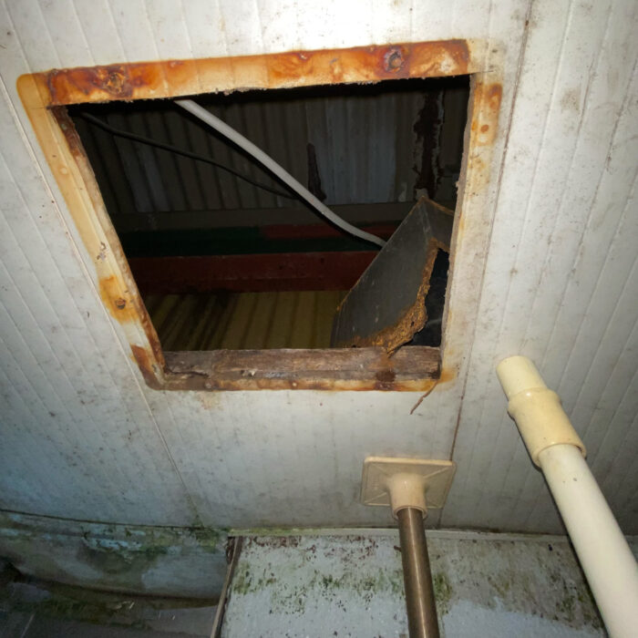 大宜味村の住宅で雨漏りが発生した屋根。きこり社株式会社が改修前に撮影