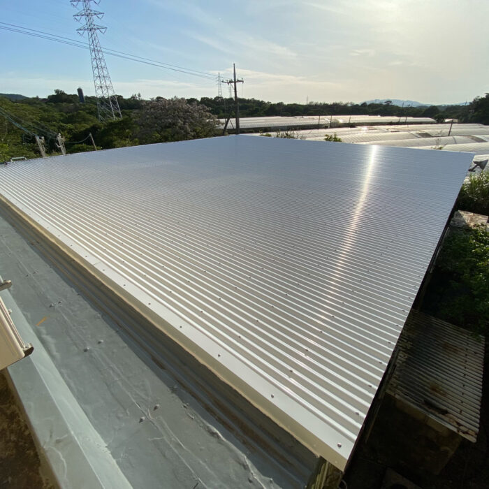 沖縄県北部・大宜味村の住宅で完了した屋根改修工事。雨漏りを解消したきこり社株式会社の施工事例