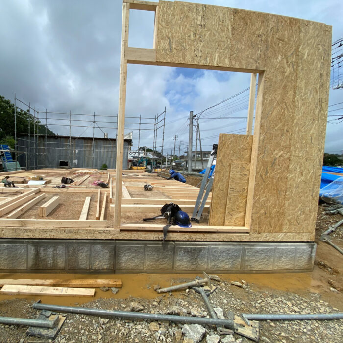 名護市で建築中の新築住宅現場。2×4工法を用いたきこり社株式会社の施工風景