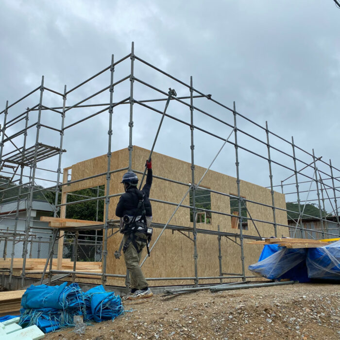 きこり社株式会社の職人が2×4工法で木材を組み上げる様子｜名護市の平屋建築現場
