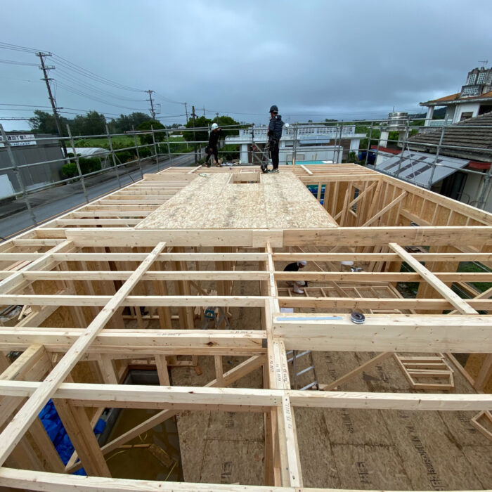沖縄県名護市で行われた2×4工法による平屋住宅の施工風景|きこり社株式会社