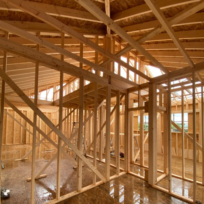 モノコック構造を採用した2×4工法の施工現場｜沖縄・きこり社株式会社