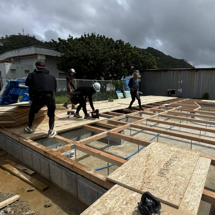 沖縄県名護市で行われた2×4工法による平屋住宅の施工風景｜きこり社株式会社