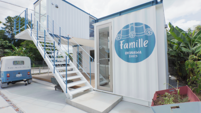 沖縄県北部・名護市で施工したタコス店「Famille」の店舗外観。コンテナ規格建築をベースに、きこり社株式会社が施工。