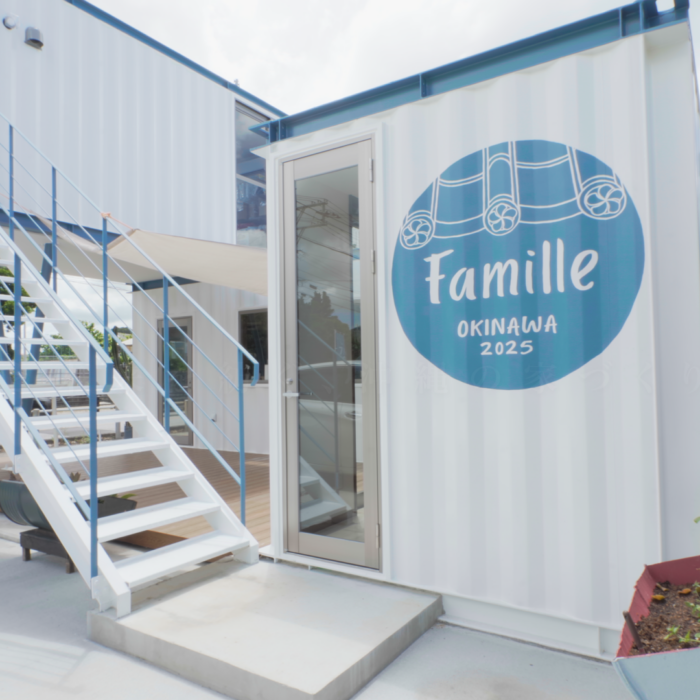 沖縄県北部・名護市で施工したタコス店「Famille」の店舗外観。コンテナ規格建築をベースに、きこり社株式会社が施工。
